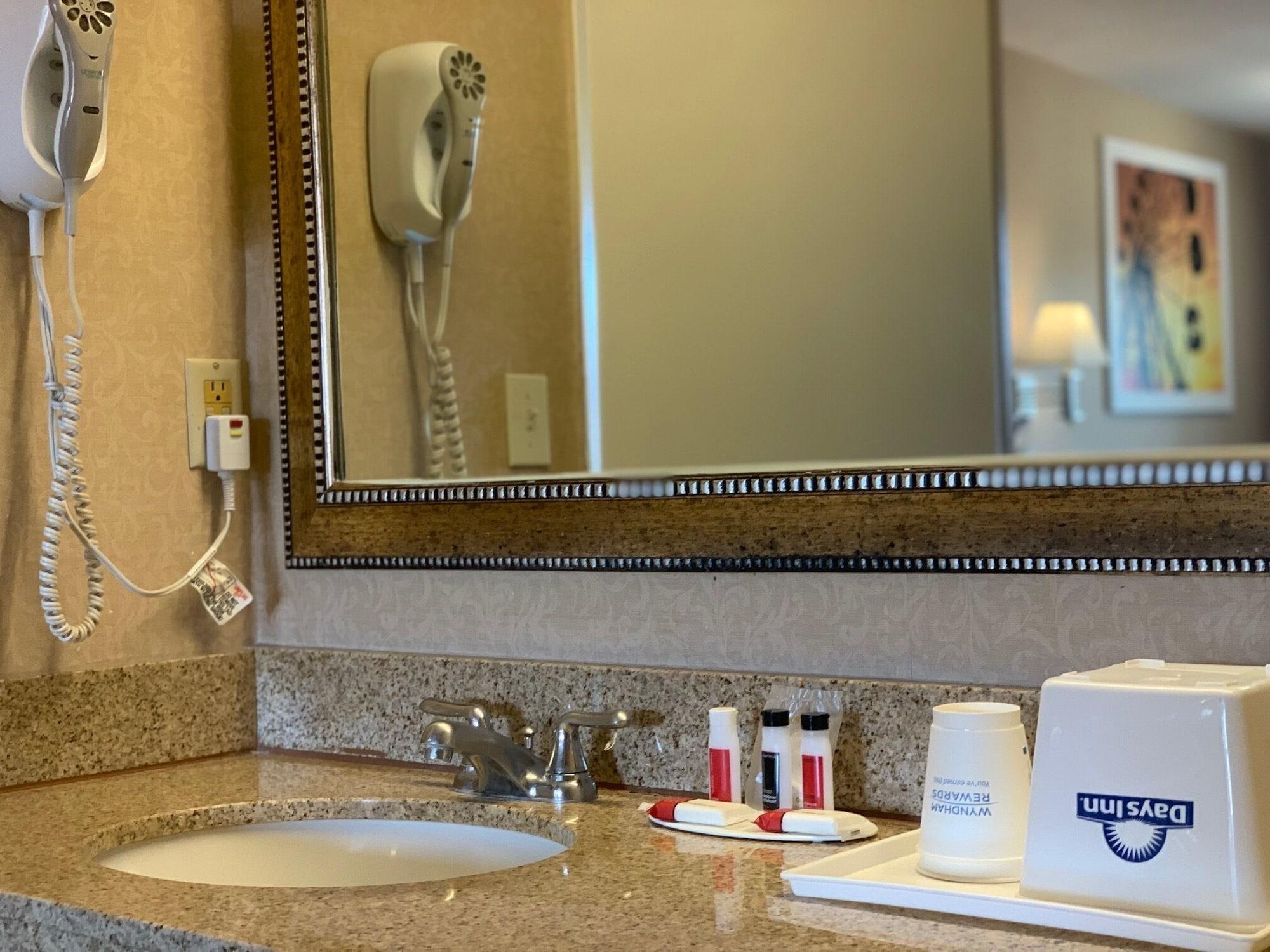 Days Inn By Wyndham Alhambra Ca Екстериор снимка